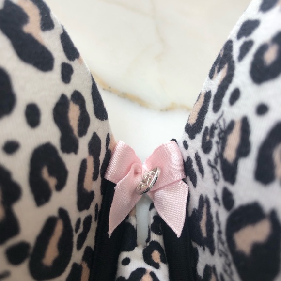 VICTORIA’S SECRET LEOPARD PRINT CONVERTIBLE UNDERWIRE BRA 34D LNC😍🥰 - Picture 2 of 4